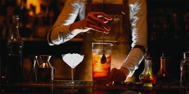 Cocktail Trends 2025: Τι ζητάει ο σύγχρονος πελάτης στο ποτήρι του.