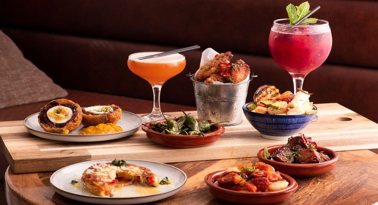 Cocktails και φαγητό: Πώς οι σωστοί συνδυασμοί μπορούν να μεταμορφώσουν κάθε γεύση.